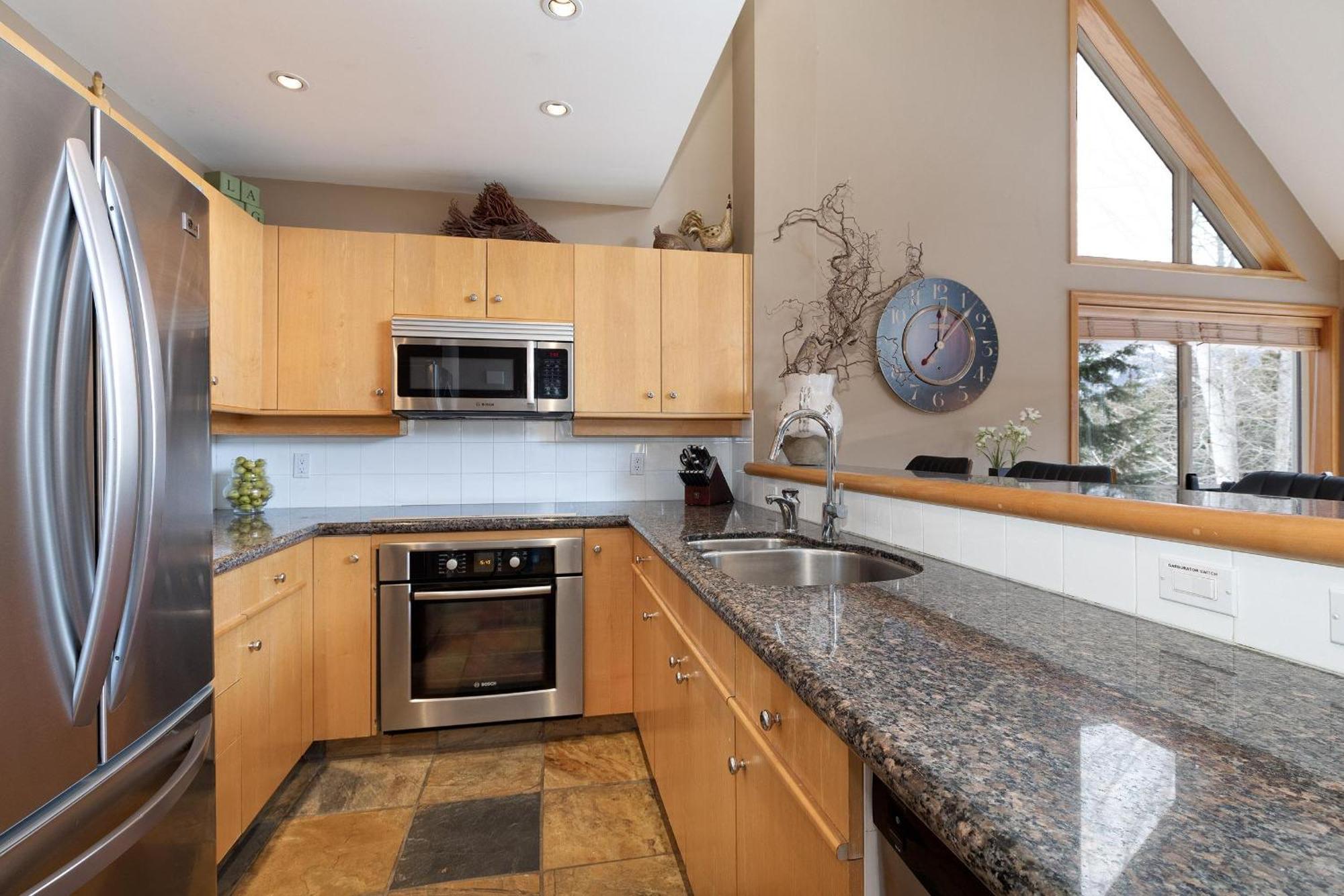 Alpine Greens 8 | Bright Townhome Near Blackcomb, Walk Or Shuttle To Skiing, Secure Parking Whistler Exterior photo